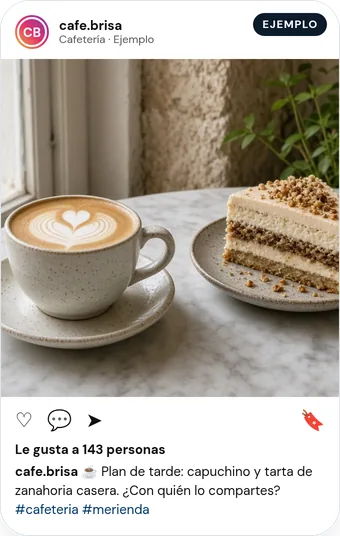 Ejemplo de publicación de Instagram de una cafetería ficticia, «cafe.brisa»: foto de un capuchino con dibujo de corazón y una porción de tarta sobre una mesa de mármol, con el texto «Plan de tarde: capuchino y tarta de zanahoria casera».